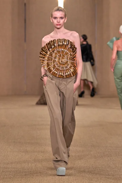 Look 15
